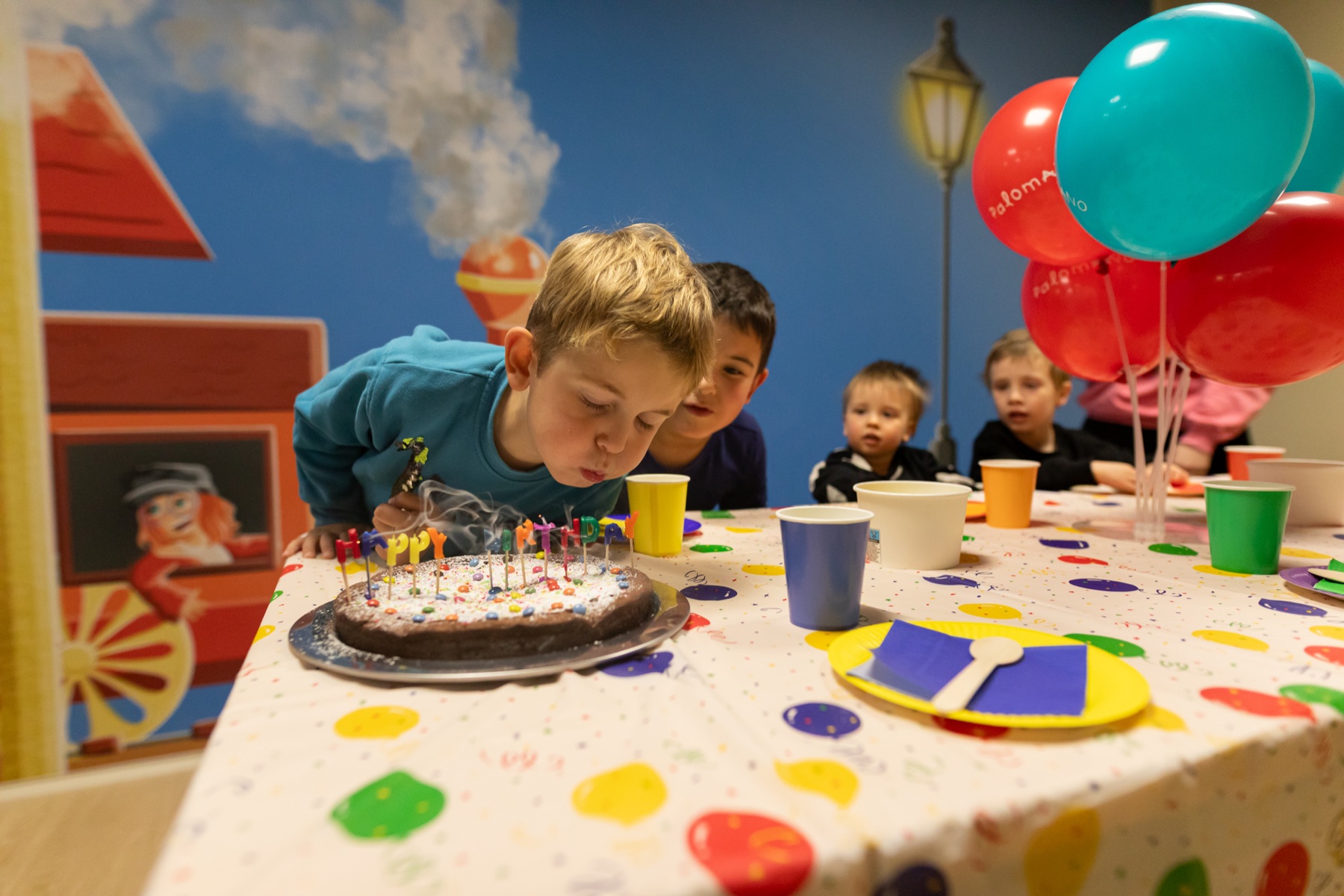 Des enfants fêtent un anniversaire à Palomano