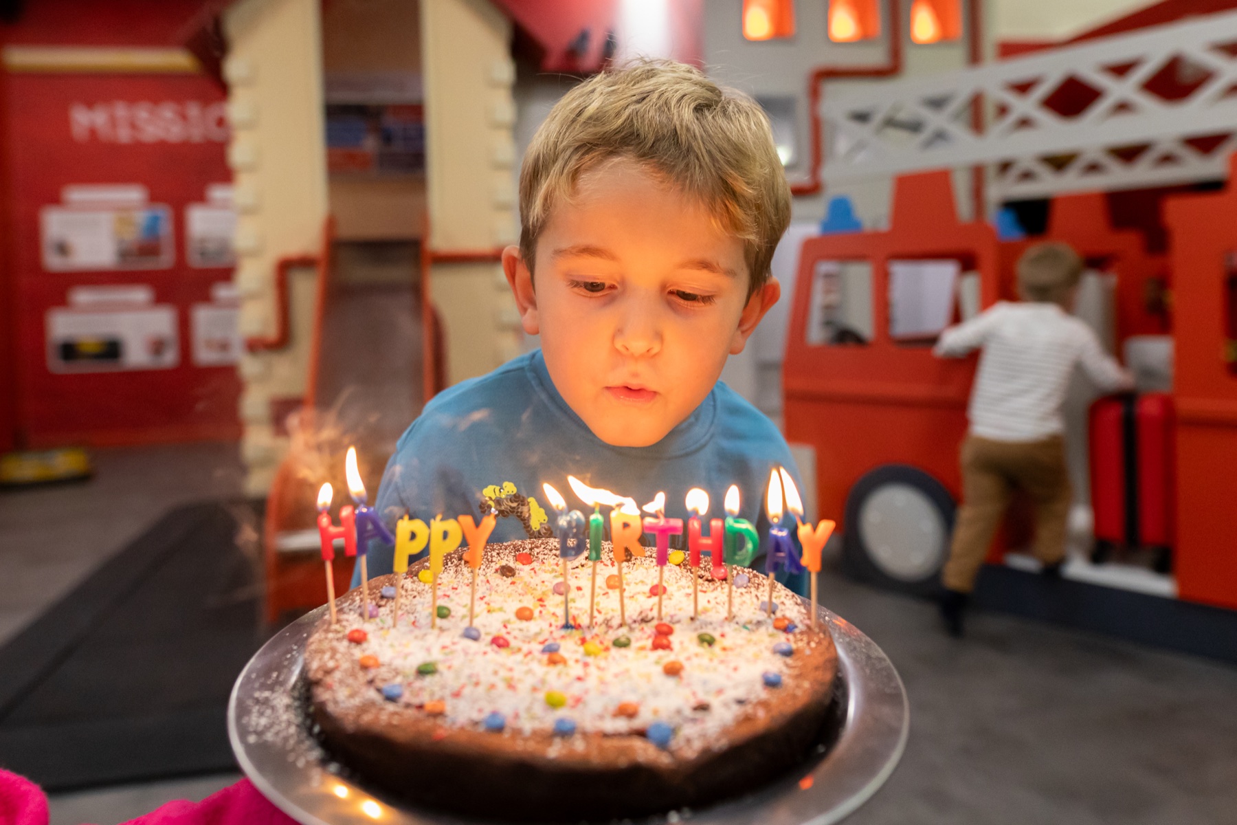 Un enfant souffle les bougies de son gâteau d'anniversaire à Palomano
